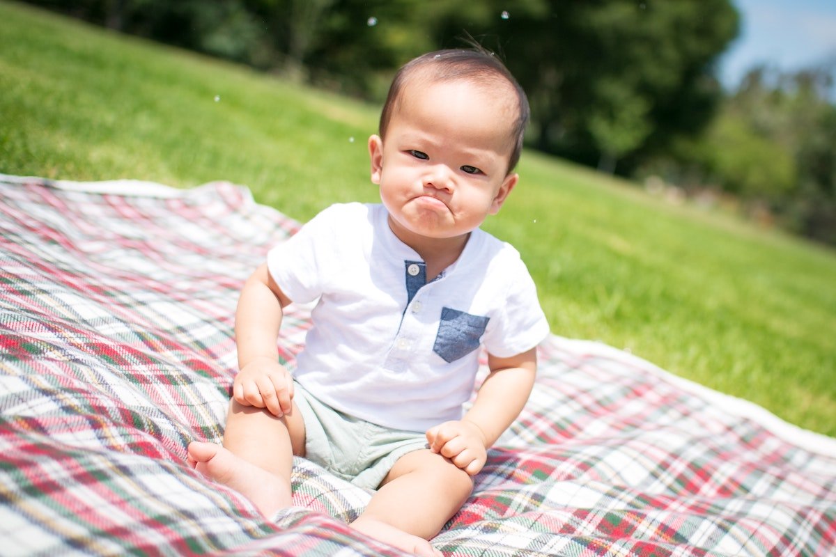 不機嫌そうな男の子